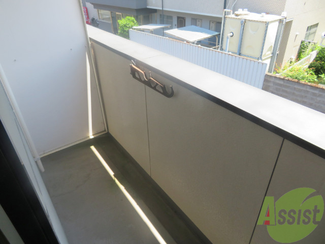 バルコニー　見たところたくさん洗濯物を干すことができそうですねー。