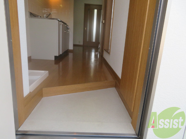 玄関　玄関から撮った写真ですー。キッチンがそびえたっていますー。