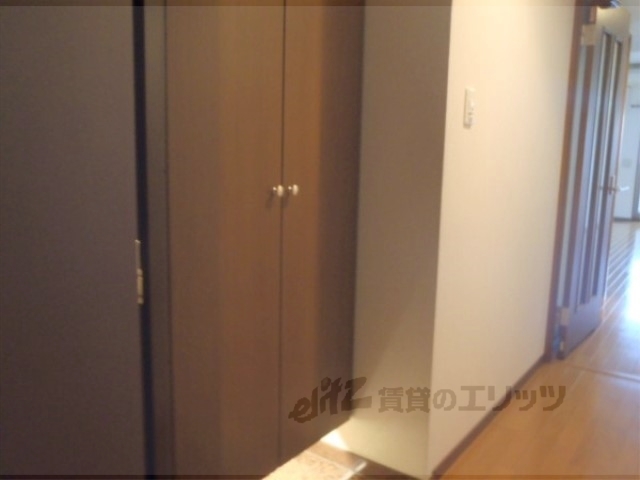 収納　足元ライト付きです・