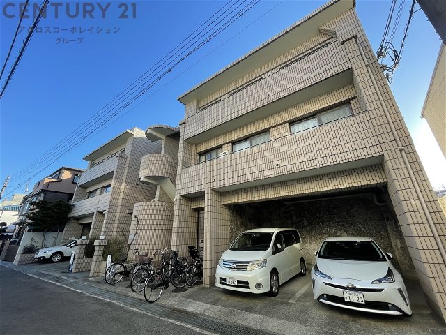 建物外観　オートロックで外部の人間が簡単に出入りできないため安心です。