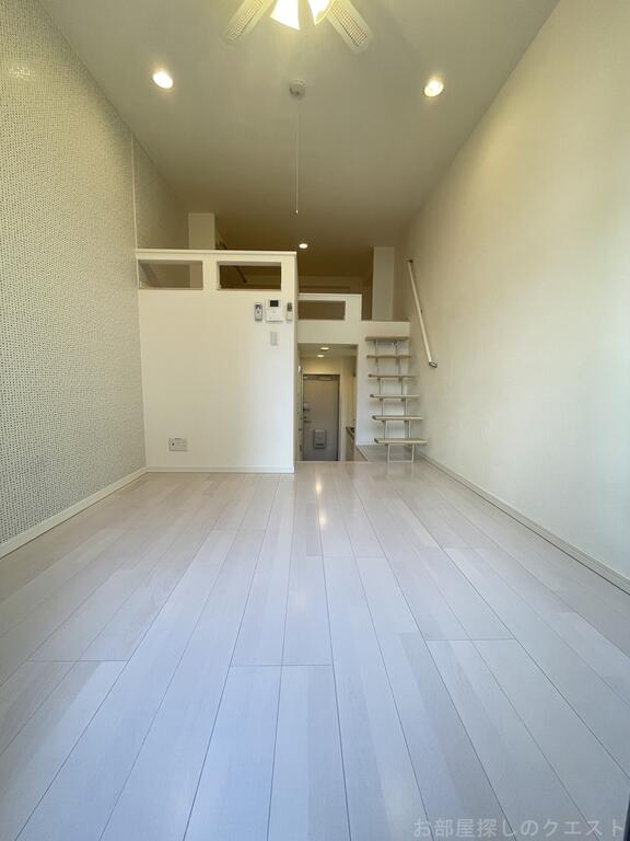 居室・リビング　（写真は同仕様反転）