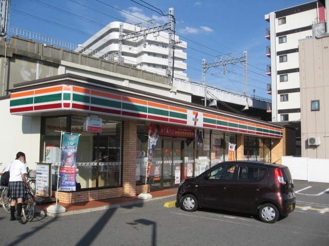 コンビニ　セブンイレブン西九条５丁目店（コンビニ）まで32m
