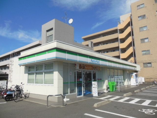 コンビニ　ファミリーマート（コンビニ）まで150m