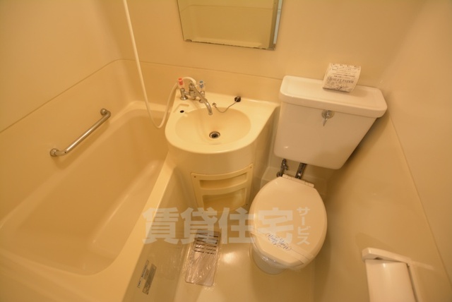 バス・シャワールーム　コンパクトな浴室手すり付き