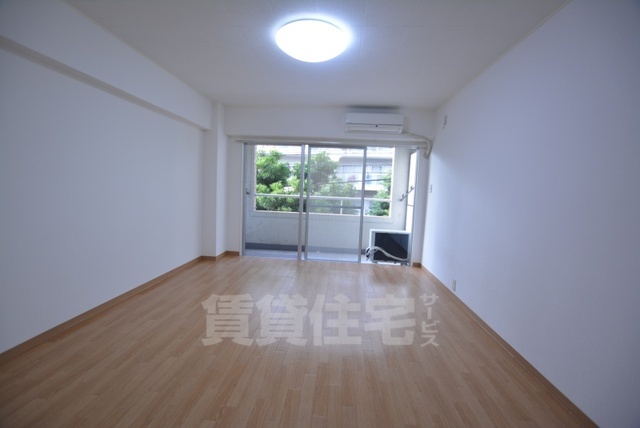 居室・リビング　おおきめの洋室