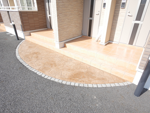 エントランス　★明るい色のタイルがきれいなエントランスです★