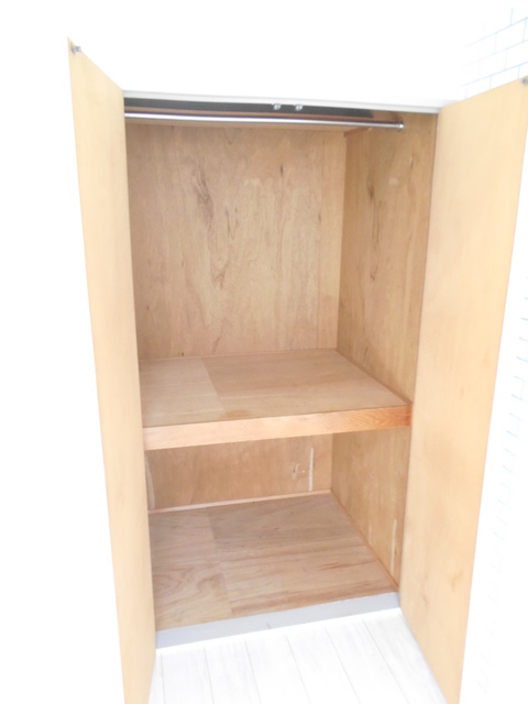 収納　お部屋にはハンガーポール付きのクローゼットがあります。