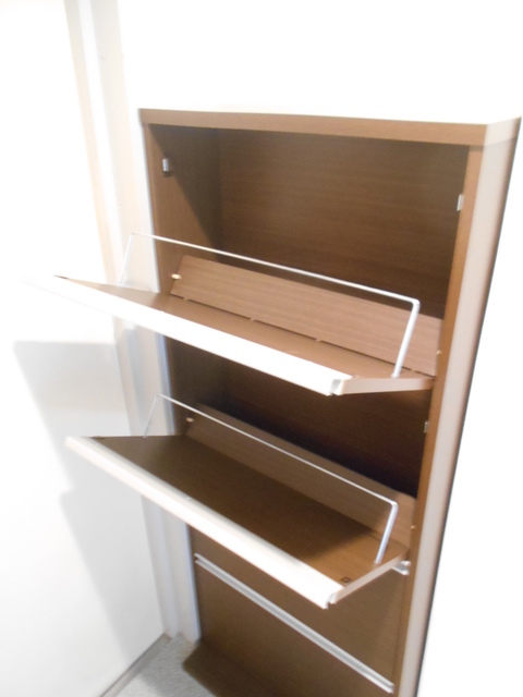 玄関　玄関にはシューズＢＯＸがあります。