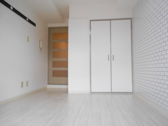 居室・リビング　白を基調とした落ち着いた雰囲気の洋室です