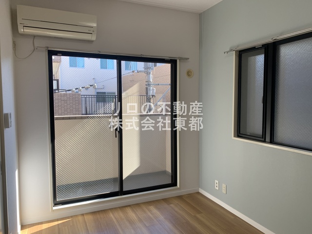 居室・リビング　２面採光なので、明るく風通しのよい過ごしやすいお部屋です♪