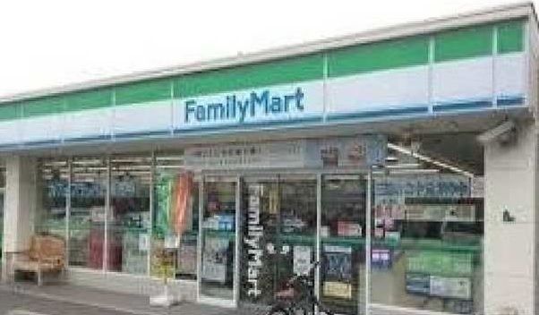 コンビニ　ファミリーマート（コンビニ）まで300m