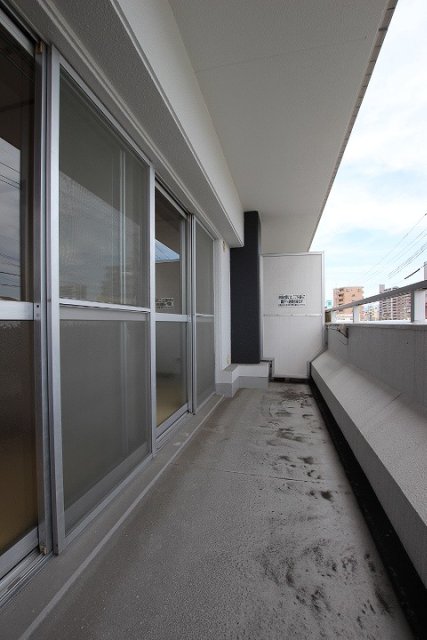 バルコニー　同物件別号室の写真です。