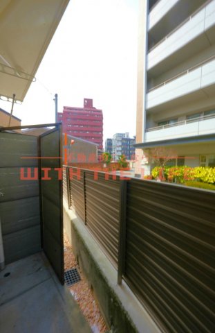 バルコニー　暖かな日差しのふりそそぐバルコニー