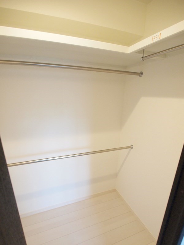 収納　奥行のあるウォークインクローゼット。