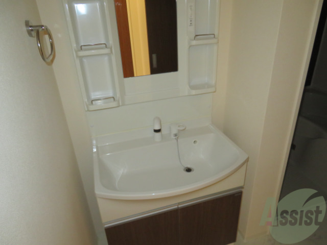 洗面設備　洗面台は独立していて、朝の準備も捗りそうです。