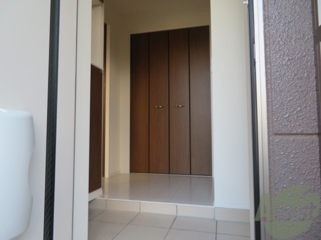 玄関　玄関の様子です。明るい印象ですね。気分もあがりそう。