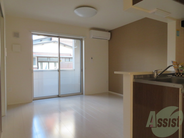 居室・リビング　リビングは、広々していて陽当たりもよさそうですね。