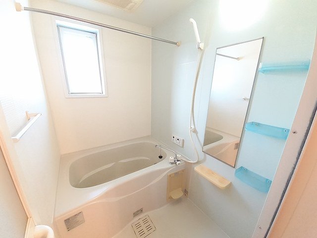 バス・シャワールーム　落ち着いた空間のお風呂です