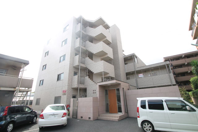 建物外観　おしゃれなタイル張りの外観♪