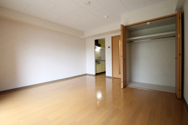 居室・リビング　レイアウト自在☆収納あり☆ゆったり居室♪