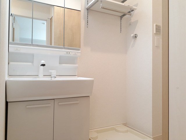 洗面設備　明るい洗面所です