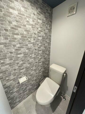 トイレ　同施工、別建物の参考写真となります