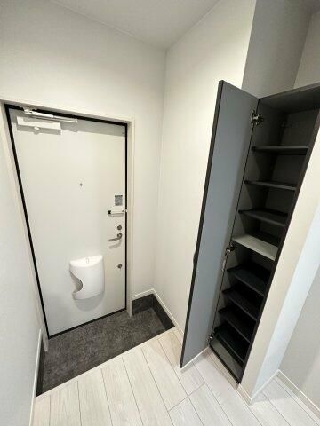 玄関　同施工、別建物の参考写真となります