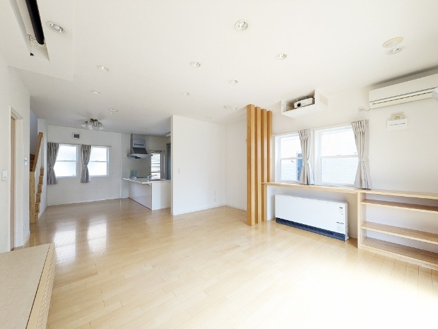 居室・リビング　ＬＤＫ２２．５帖※照明・エアコン・プロジェクター・スクリーン