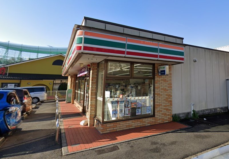 コンビニ　セブンイレブン（コンビニ）まで411m