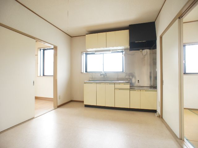 キッチン　便利な吊戸棚が付いています♪