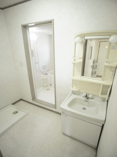 洗面設備　洗面化粧台と洗濯機置き場があります♪