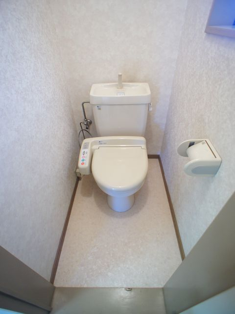 トイレ　温水洗浄暖房便座機能付きです♪