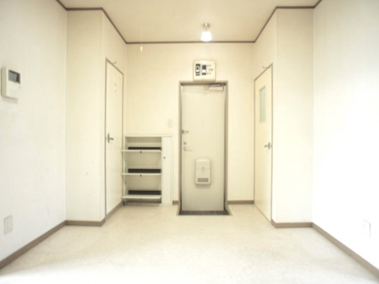 玄関　1階玄関！たくさん収納できるシューズボックスが付いています♪