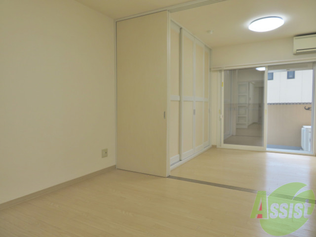 居室・リビング　陽が良く入ってくるのが分かります。暖かくて気持ちいいですね