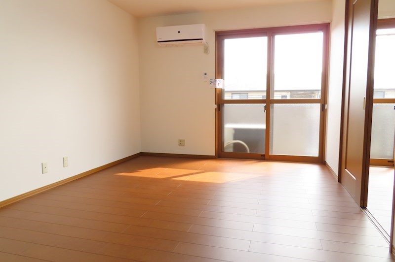 居室・リビング　同物件別部屋