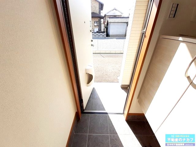 玄関　※同タイプの部屋写真です