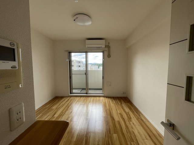 居室・リビング　同建物反転タイプを表示しています