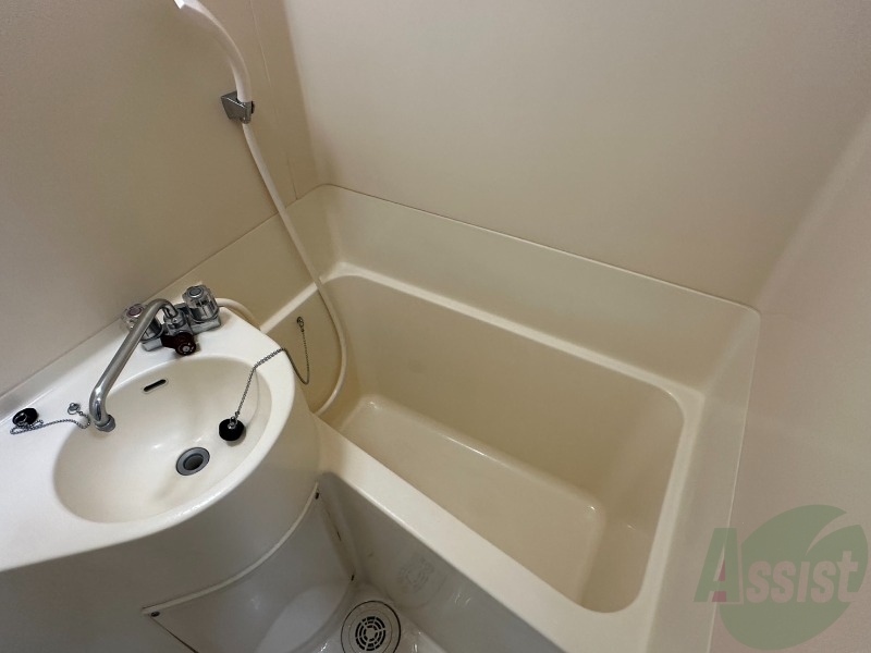 バス・シャワールーム　バスタブは広くはないかもしれませんが、ちゃんと浸かれそうです