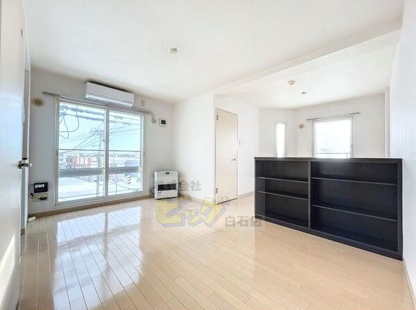 居室・リビング　日当たり良好で明るいリビングです♪