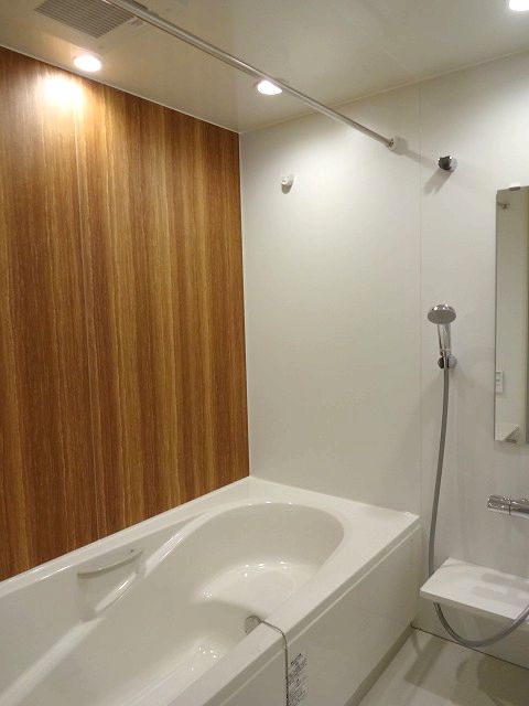 バス・シャワールーム　追焚機能付浴槽・浴室乾燥機完備