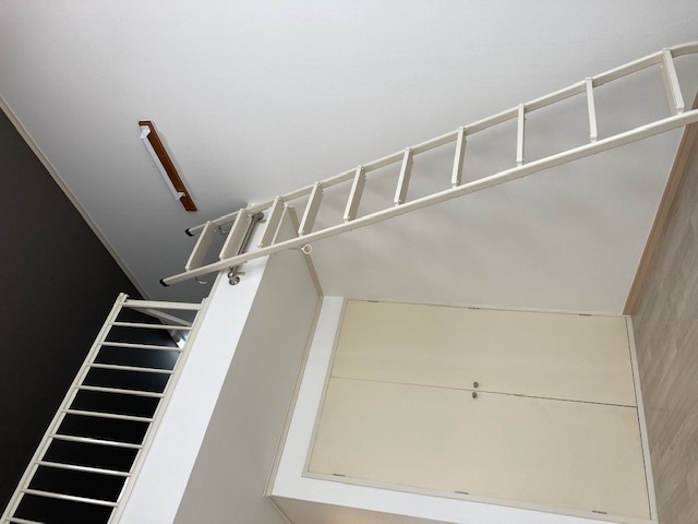 居室・リビング　居室からロフトへ、ハシゴ掛けあります