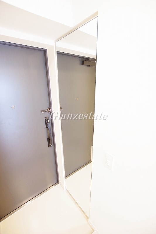 玄関　☆広々した玄関に鏡付きです☆