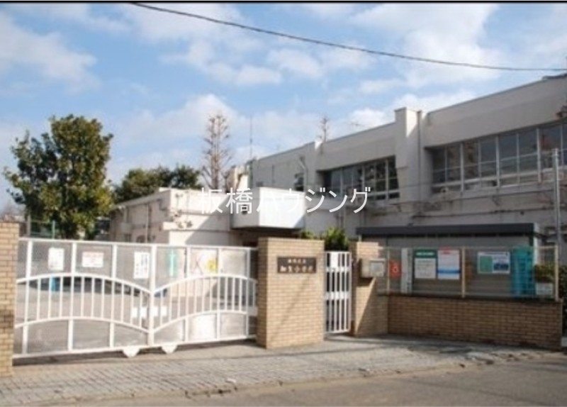 小学校　板橋区立加賀小学校（小学校）まで663m
