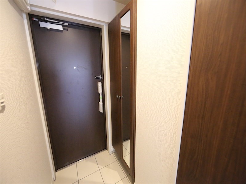 玄関　玄関　シューズボックス　姿見鏡付き（収納充実してます）