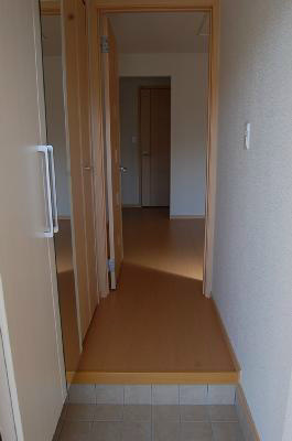 玄関　玄関横にも収納があります