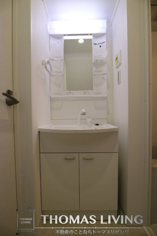 洗面設備　ライトが洗面台に付いてるので、明るく使いやすいですね。