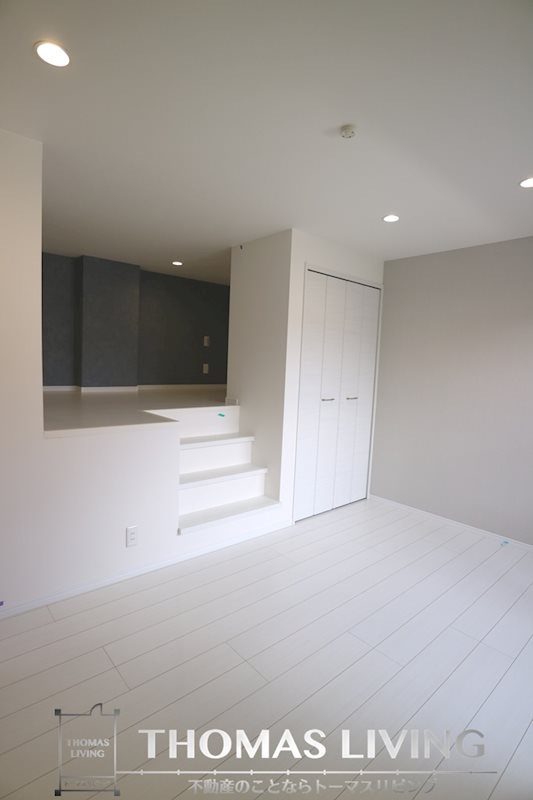 居室・リビング　洋室7.3帖で広々していてロフトに階段でいけます。