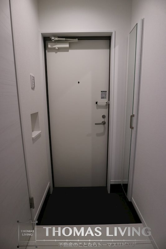 玄関　玄関に鏡があるので、お出かけ前に姿を確認できるのは嬉しいです