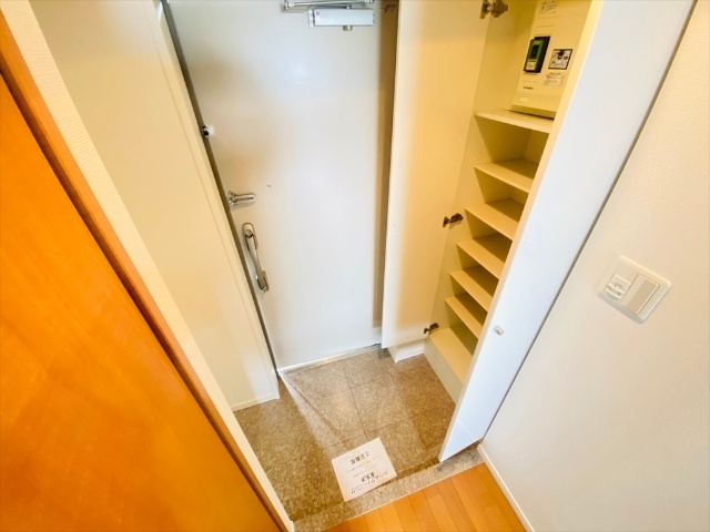 玄関　同一建物内１２０２号室内装写真転載