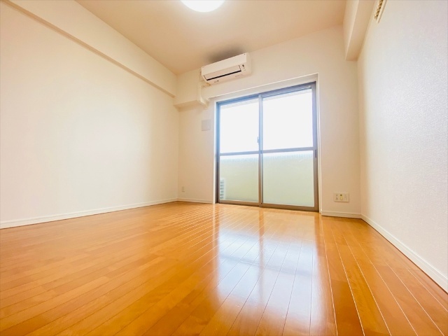 居室・リビング　同一建物内１２０２号室内装写真転載